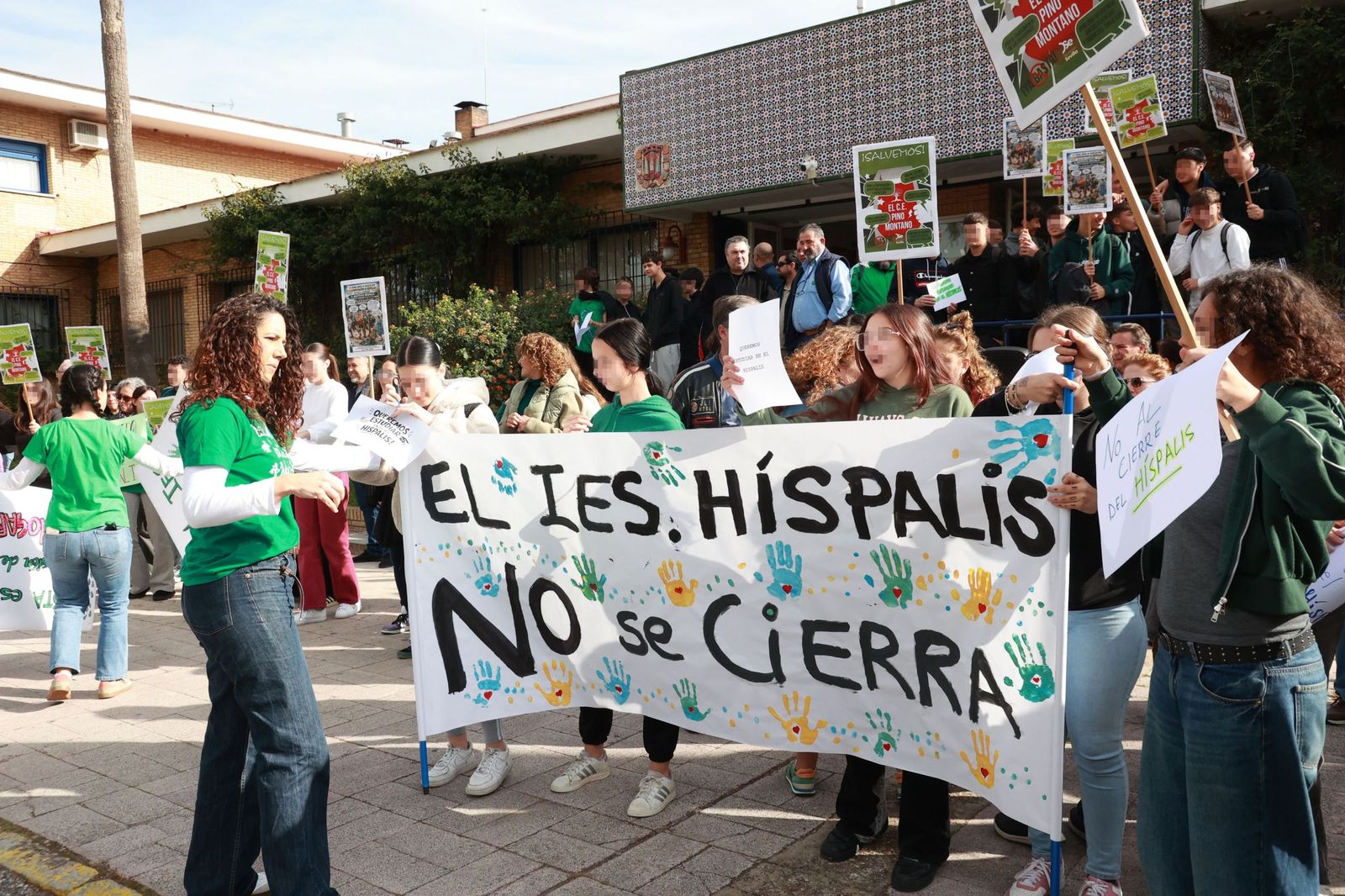 Protesta de las familias por el cierre del IES Híspalis, que pretendía la Junta de Andalucía.