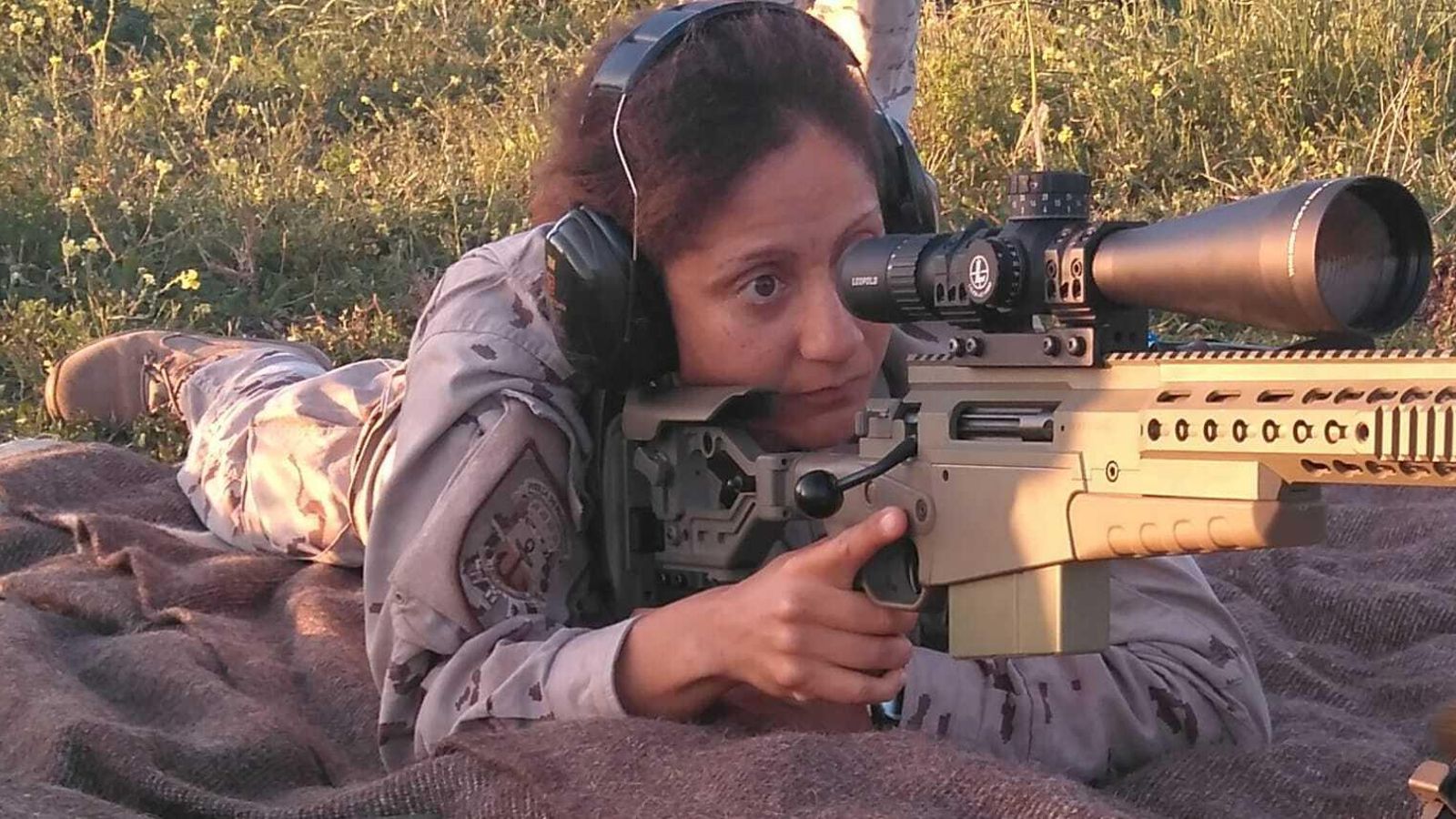 Castor durante un ejercicio con un fusil de tiro de precisión.