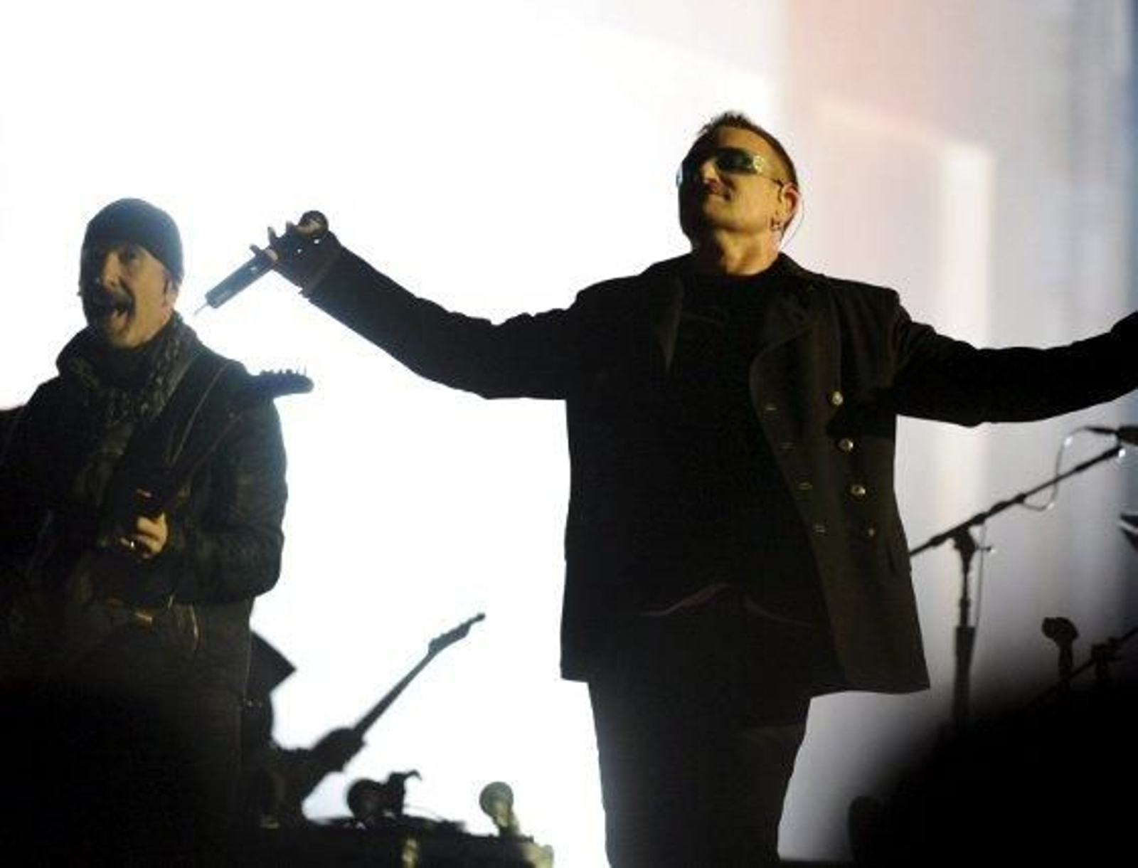 Bono, líder de U2, en una de las músicas del concierto que la banda ofreció en la Puerta de Brandeburgo, Berlín.  Foto: Efe