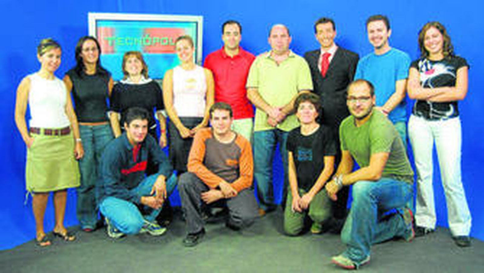 El joven equipo de 'Tecnópolis' posa con el director y presentador del espacio, Roberto Sánchez Benítez.
