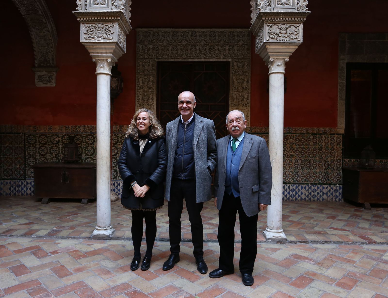 La directora general de Cultura, Isabel Ojeda, y el delegado Antonio Muñoz, ayer con Antonio Zoido.