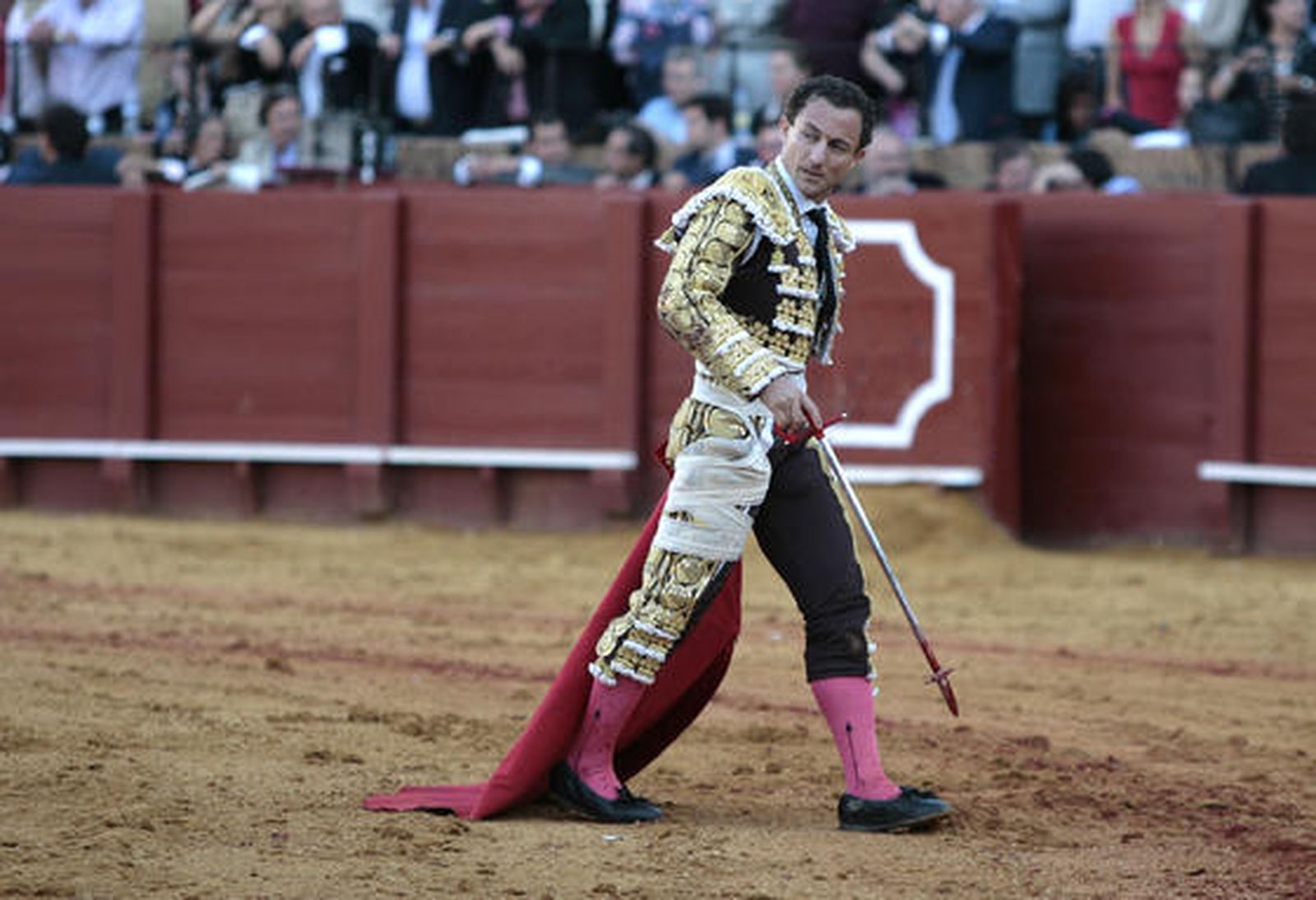 El diestro murciano con el traje de luces destrozado trar se corneado por los dos astados de la tarde.

Foto: Juan Carlos Muñoz