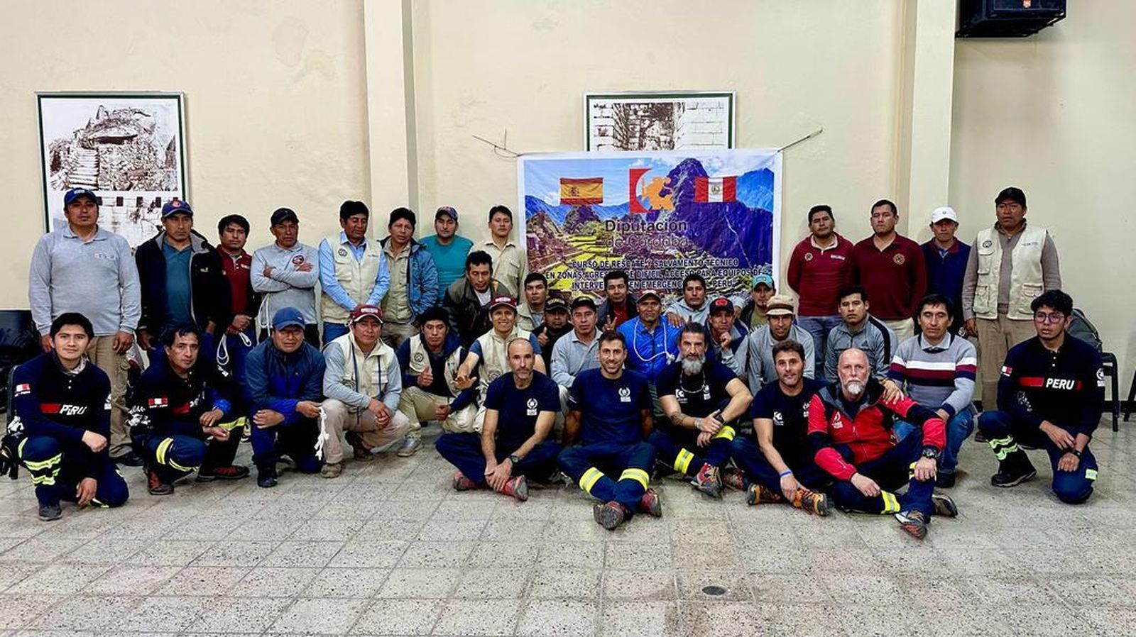 Los bomberos del Consorcio de Córdoba, junto al personal que han formado en Perú.