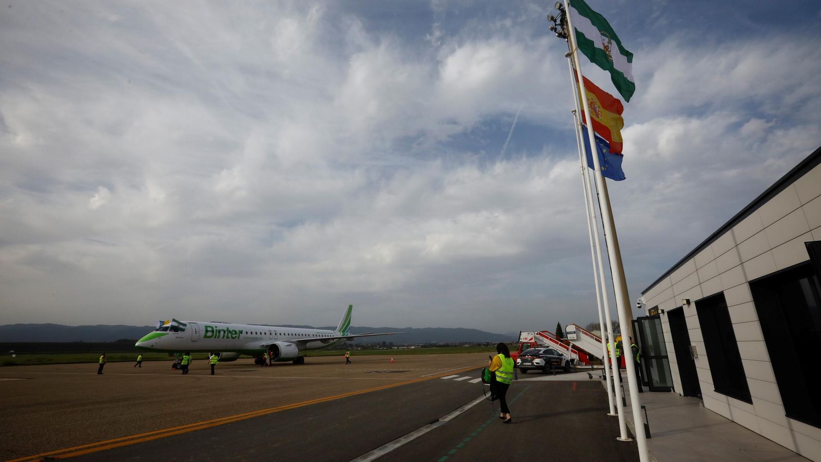 Instalaciones del aeropuerto de la capital cordobesa, tras la llegada de un vuelo de Binter.