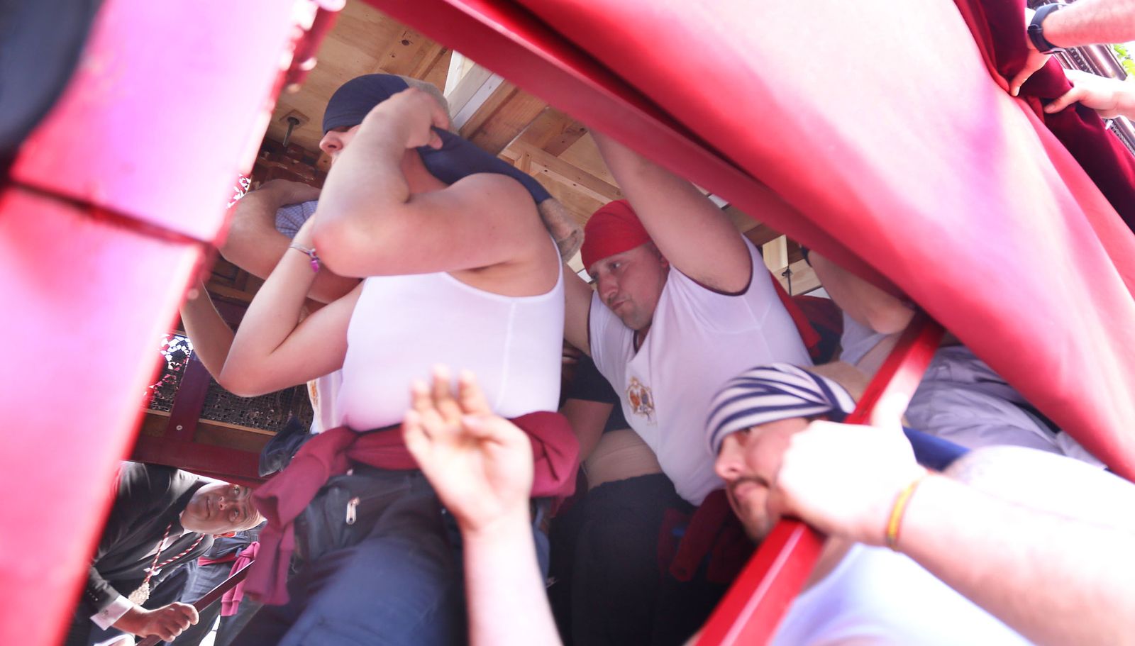 Costaleros de la Hermandad del Amor bajo el paso durante el pasado Martes Santo.