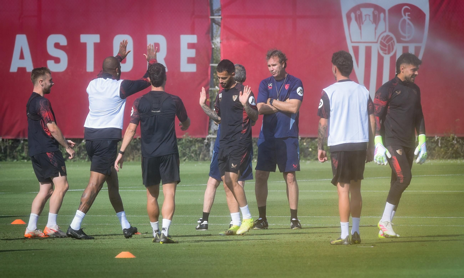 Suso y Marcao bromean en el entrenamiento de este viernes.