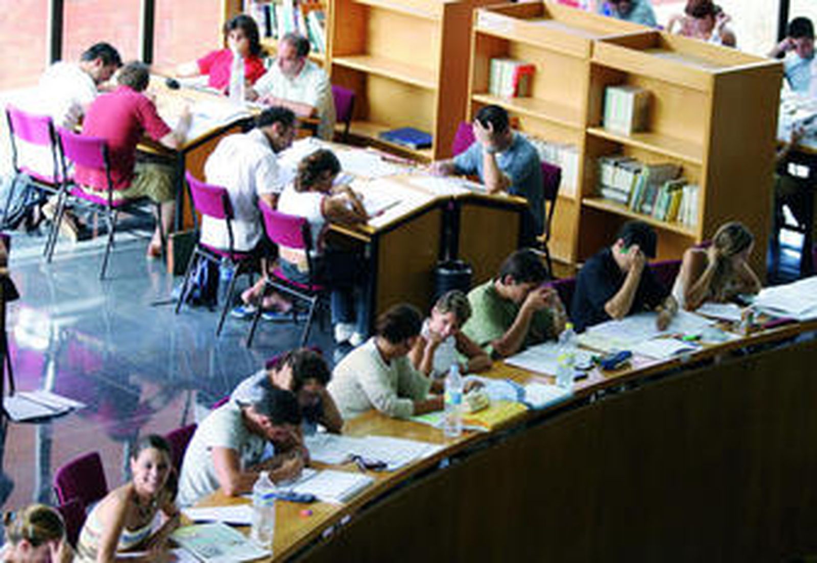 Estudiantes en una biblioteca de la Universidad de Málaga.