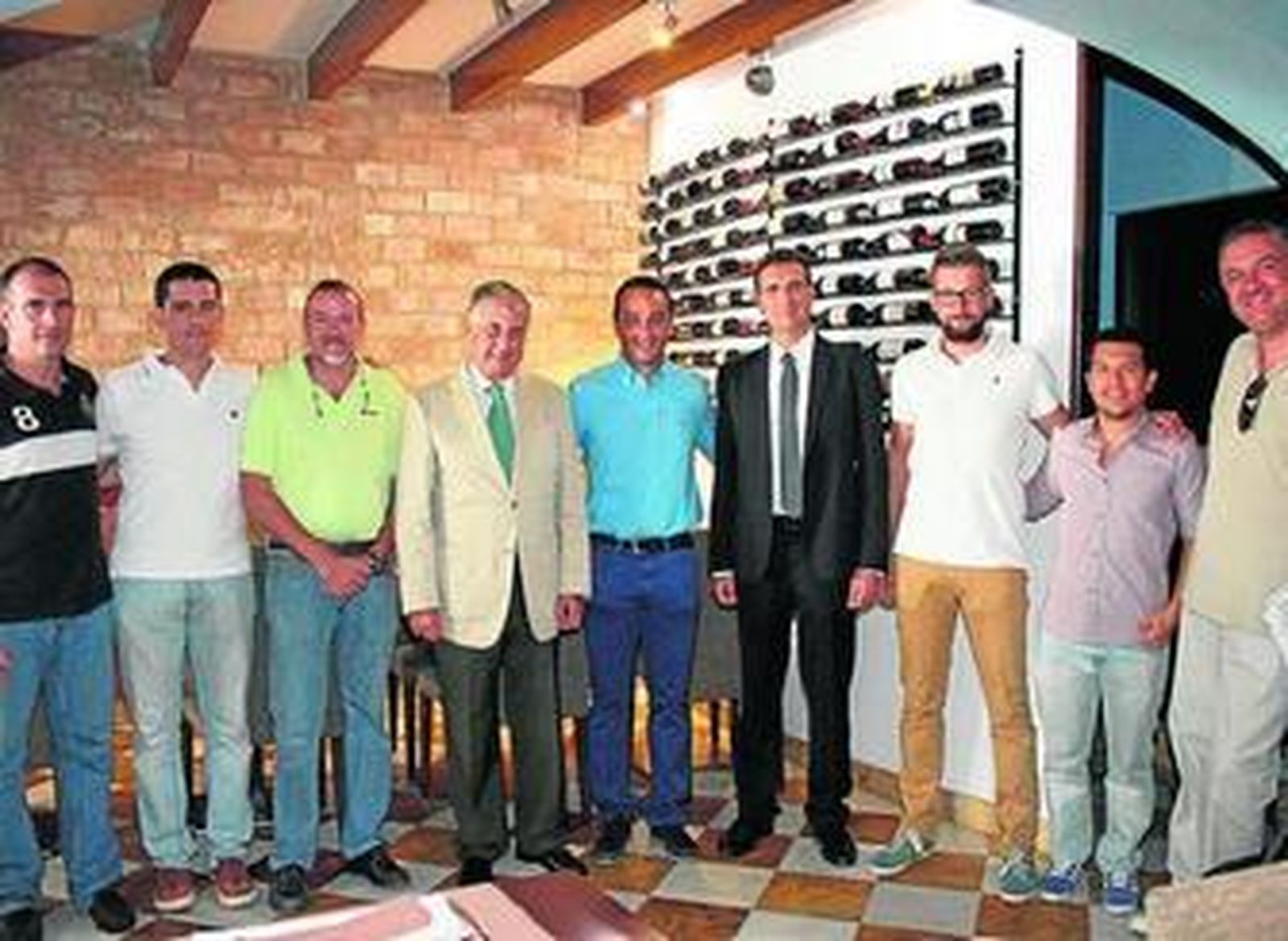 José Luis Oltra y Enrique Pérez Viguera, junto a los integrantes de La Tertulia de Huelva Información.