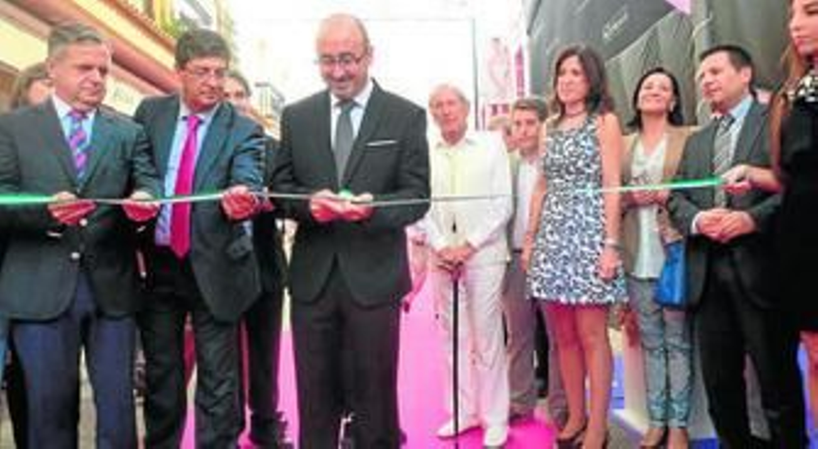 Instituciones y empresarios, con Elio Berhanyer al fondo, cortan la cinta inaugural.