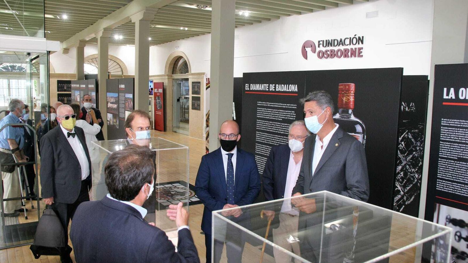 La exposición ha quedado inaugurada en el salón de entrada de la Bodega de Mora de Osborne.