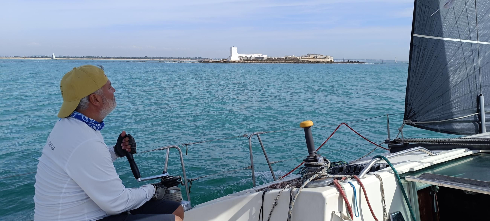 Vista del Castillo de Sancti Petri, meta de la primera etapa, a bordo del "Pasay" del Real Club Náutico de Cádiz.