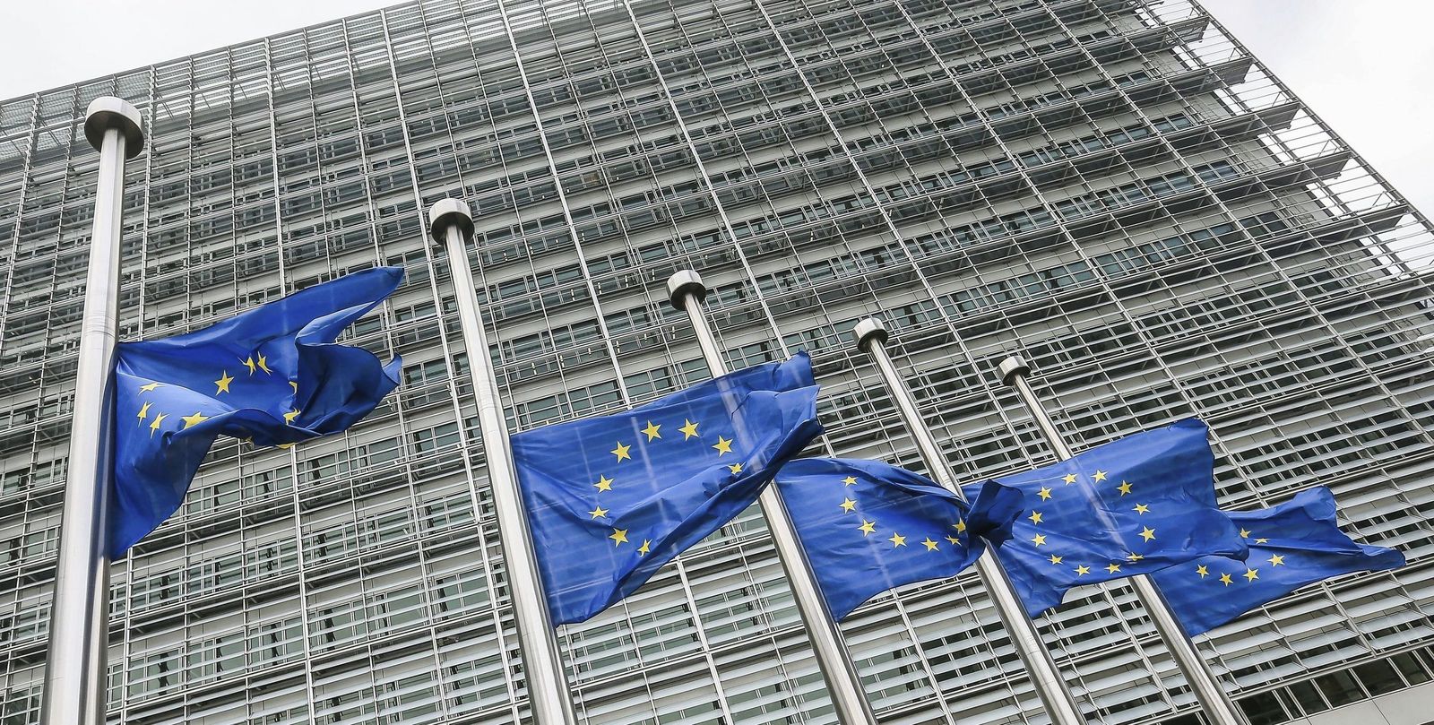 Banderas de la UE ondea en la sede de la comisión Europea.