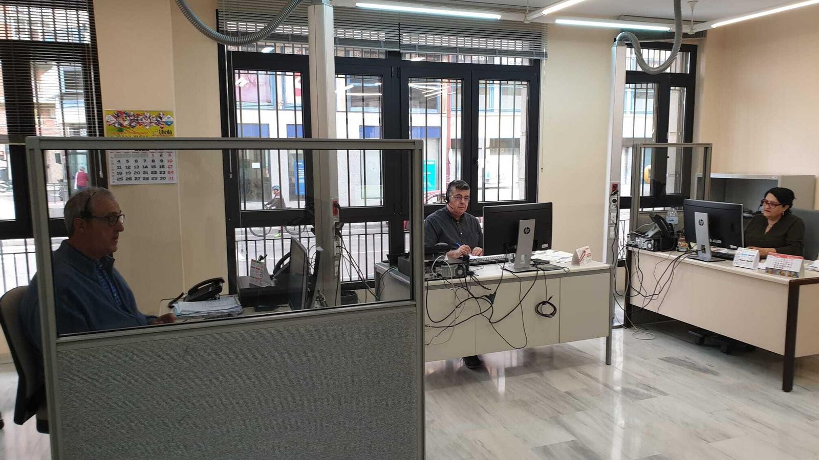 Funcionarios atendiendo llamadas en una de las oficinas del SEPE en la capital