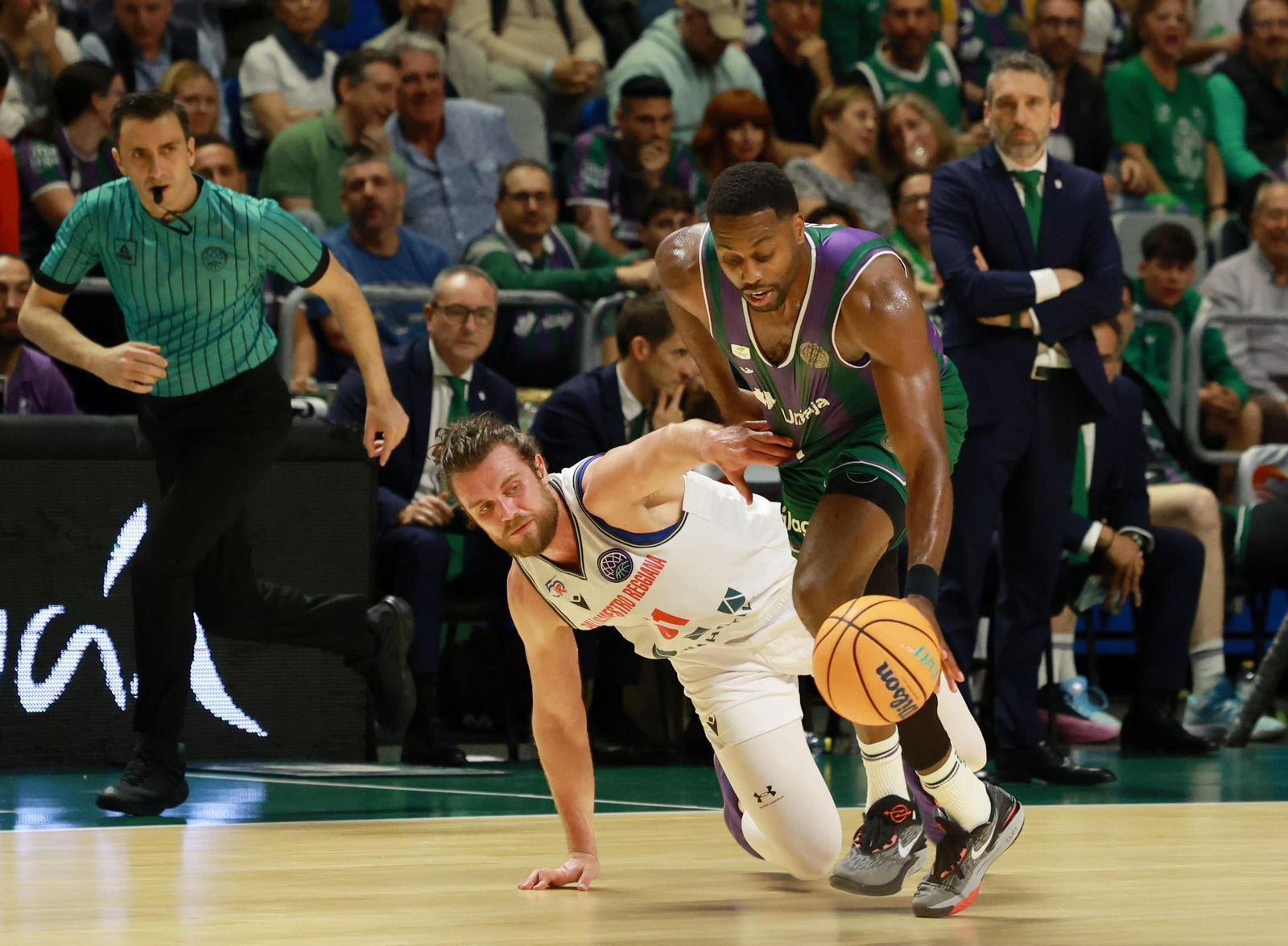 Melvin Ejim roba un balón.