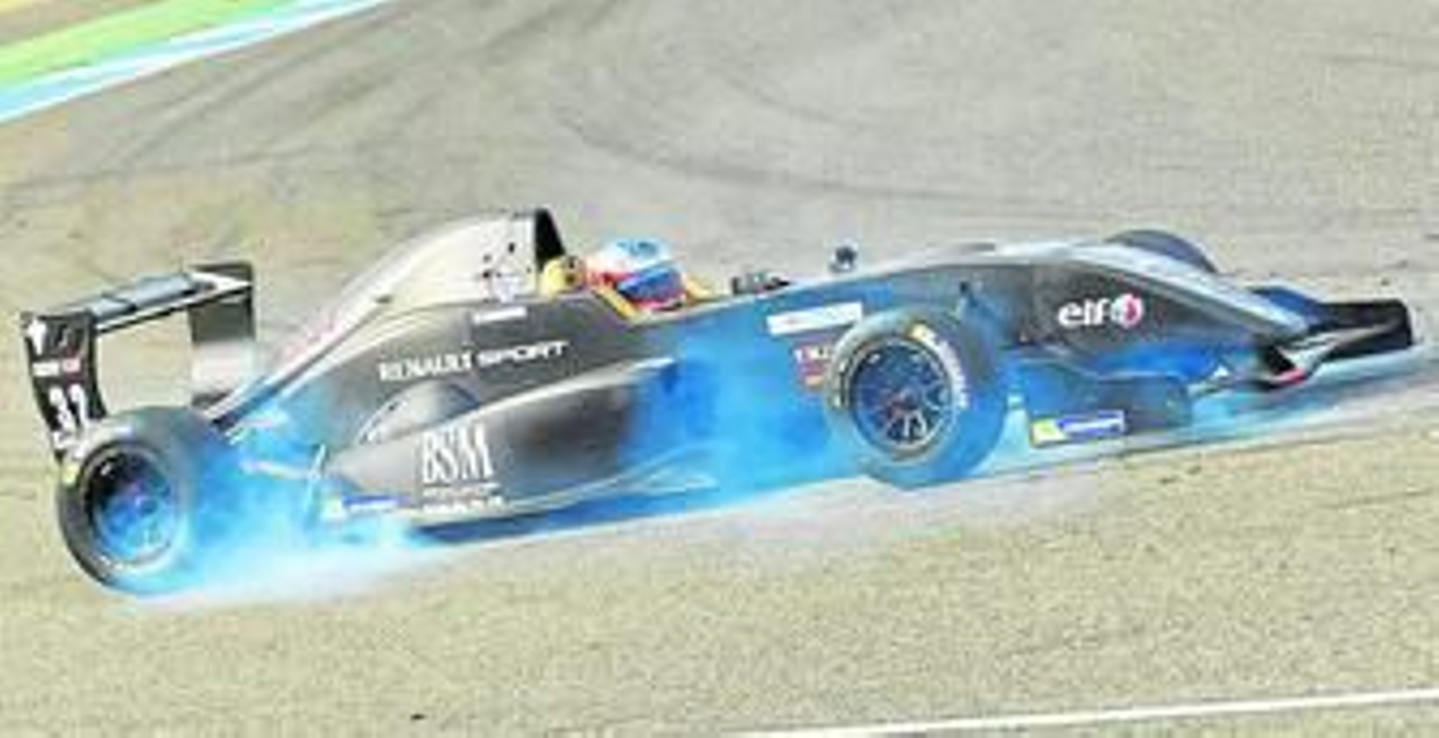 Uno de los monoplazas, en pleno trompo tras clavar los frenos durante la jornada de ayer.