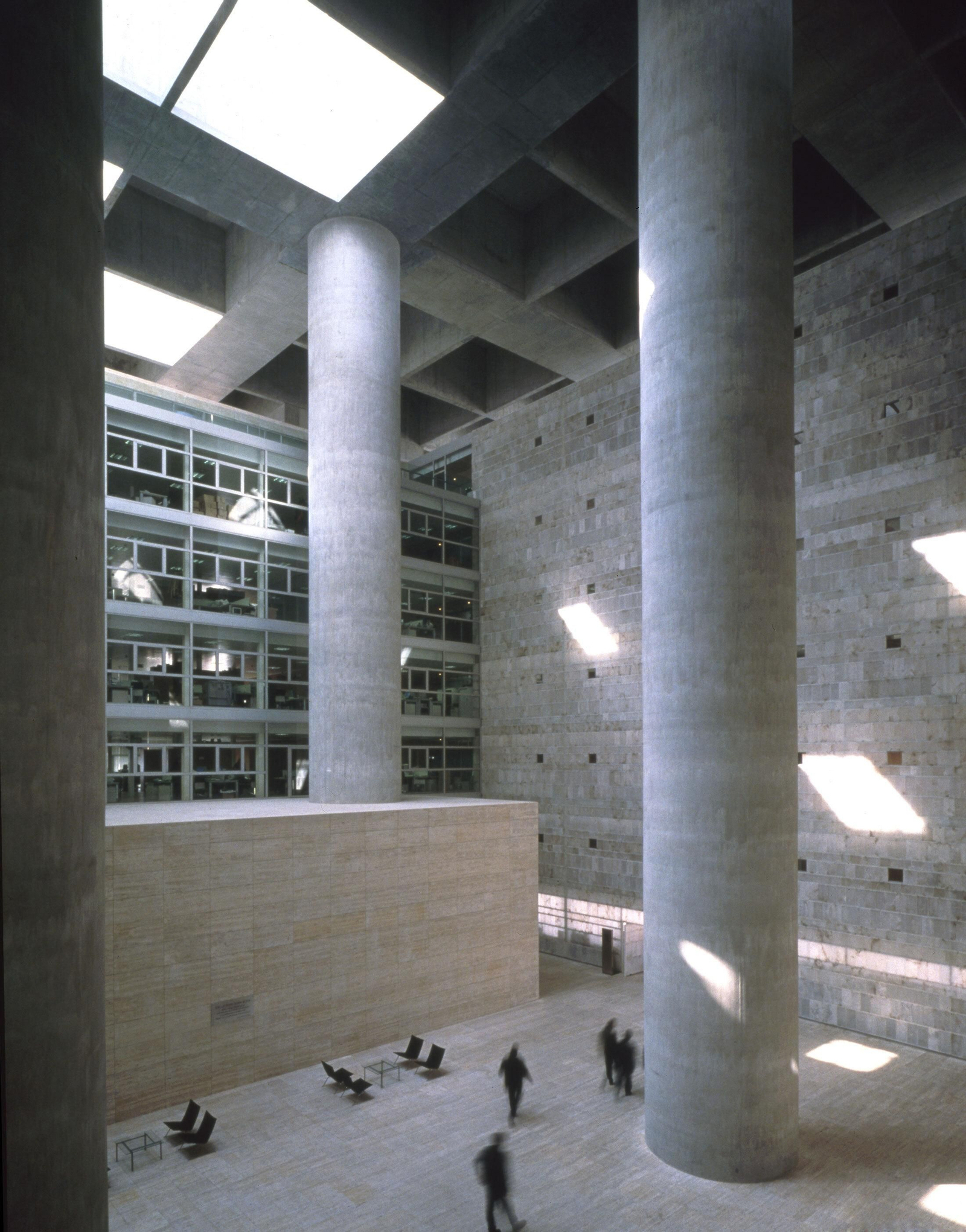Las columnas de Caja Granada evocan las de la Catedral de la ciudad.