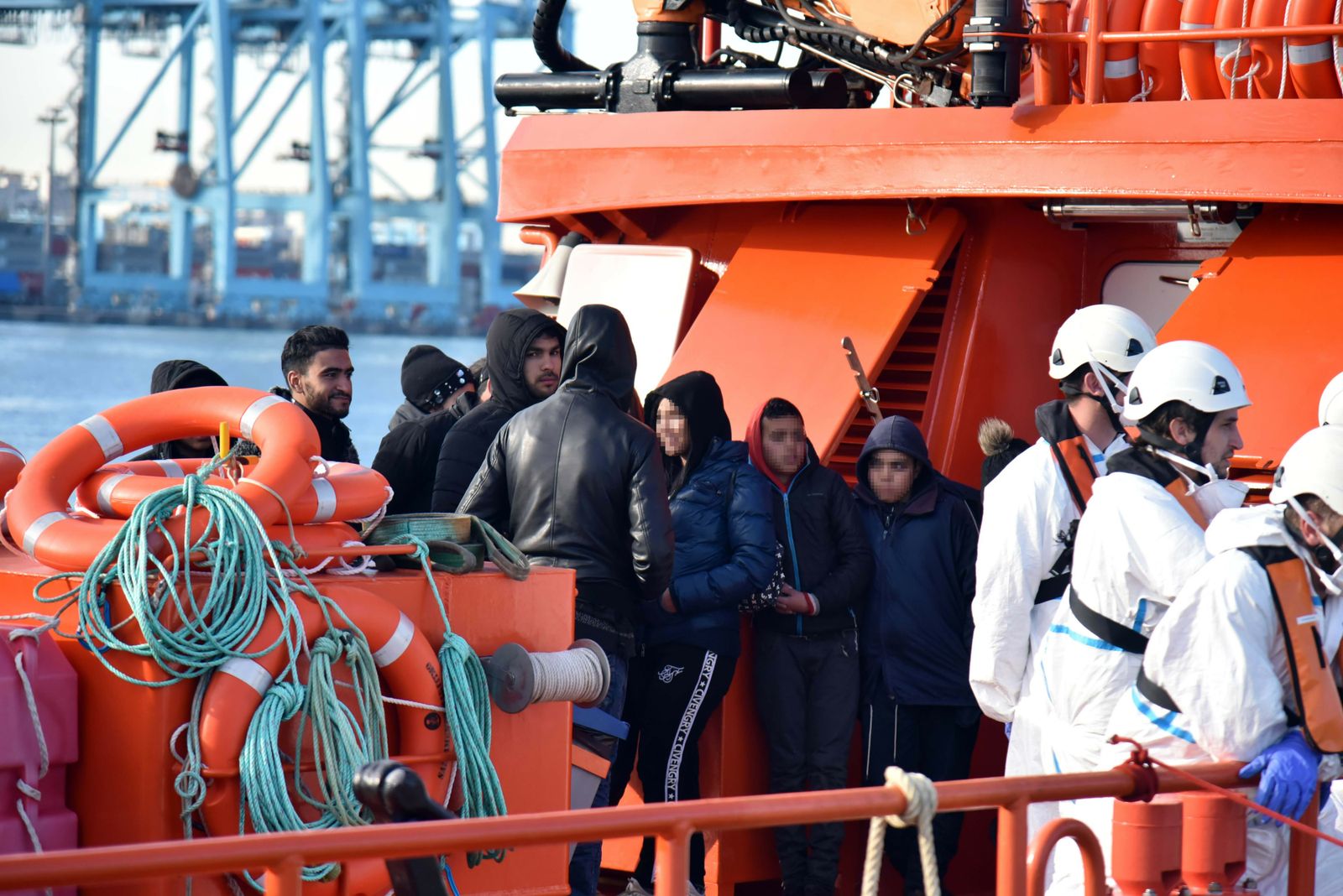Varios menores rescatados de una patera llegan a Algeciras