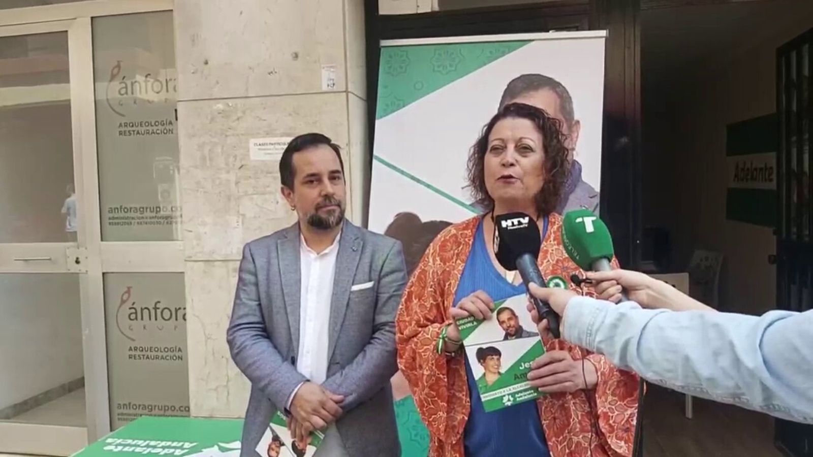 Jesús Amador, el candidato a la Alcaldía de Huelva por Adelante Andalucía junto a Lola Muñoz, número 27 en el partido.
