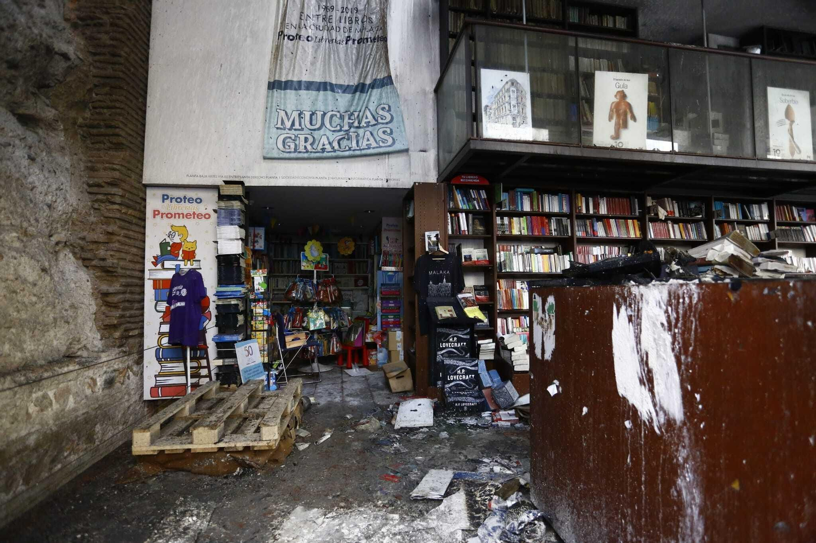 Las fotos de la librería Proteo de Málaga tras el incendio