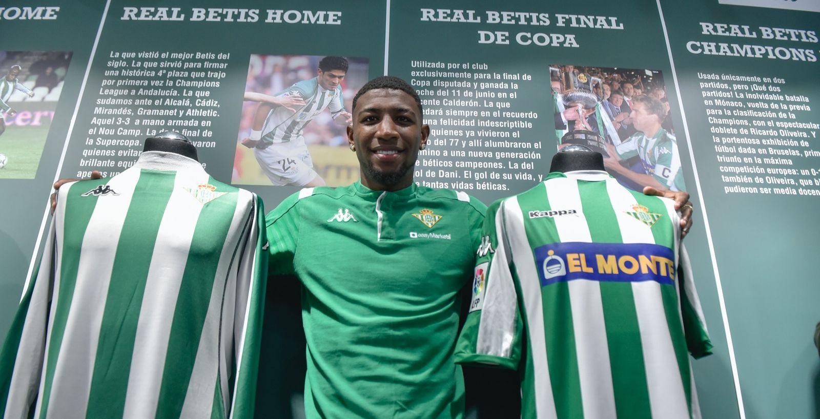 Emerson posa entre dos camisetas del Betis en la tienda oficial de la calle Sierpes.