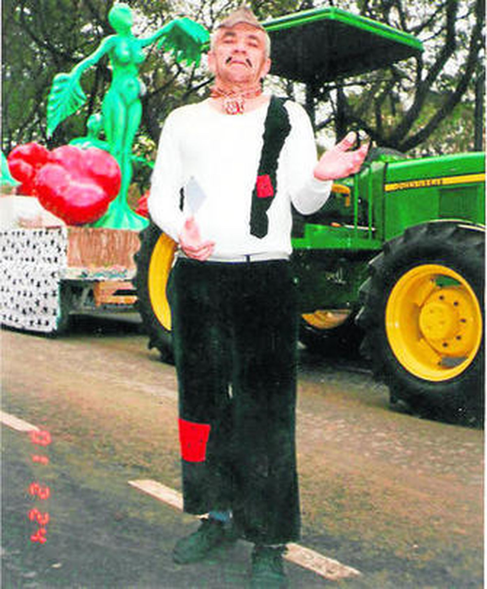 1. Lema, caracterizado de Cantinflas durante un carnaval. 2. A la izquierda, Lema de juez de línea. 3. Otra foto de Lema actuando.