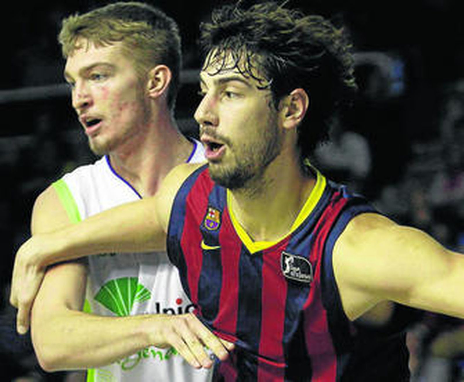 Domantas Sabonis defiende a Ante Tomic en la visita liguera al Palau Blaugrana.