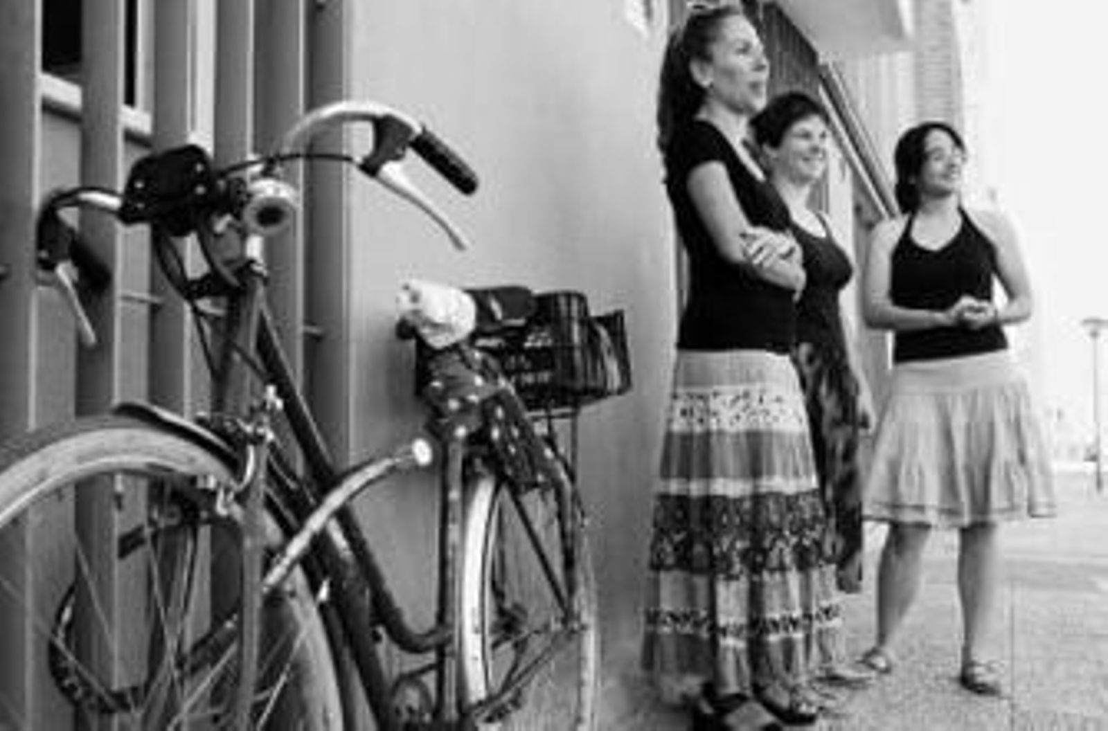 arquitectas. Marina Lagos Mariñansky, Elena Meregalli y Rosario Alcantarilla, junto al estudio de arquitectura en las 624 Viviendas.