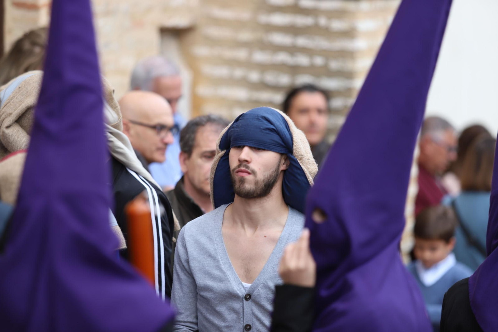 Imágenes de la procesión del Descendimiento por las  calles de Huelva