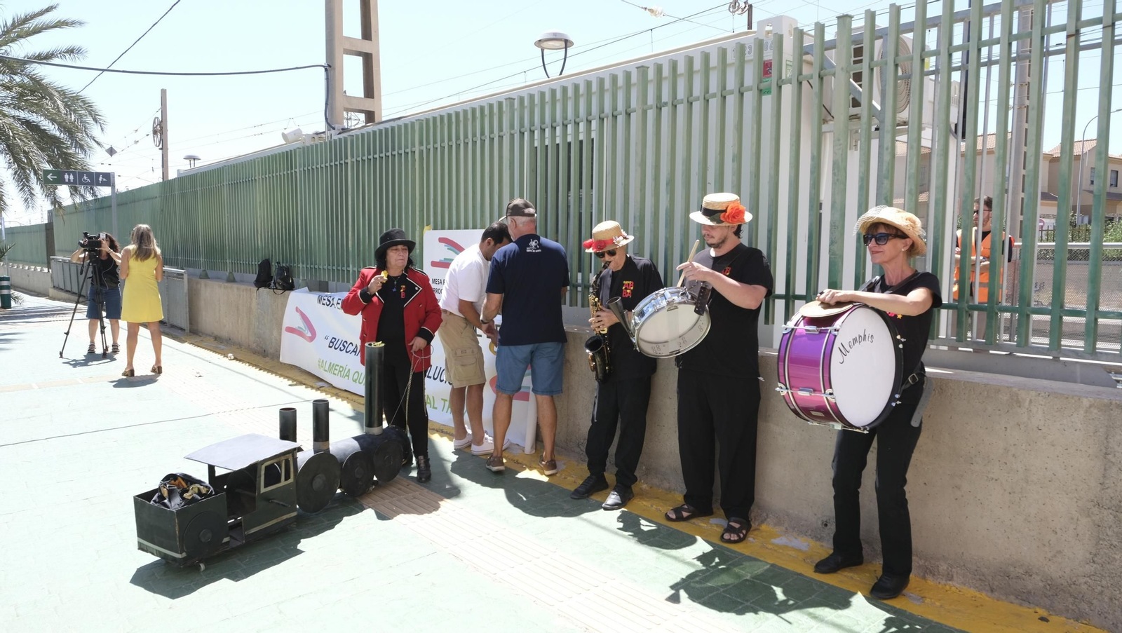 Claveles en defensa del tren en la provincia de Almería, en imágenes