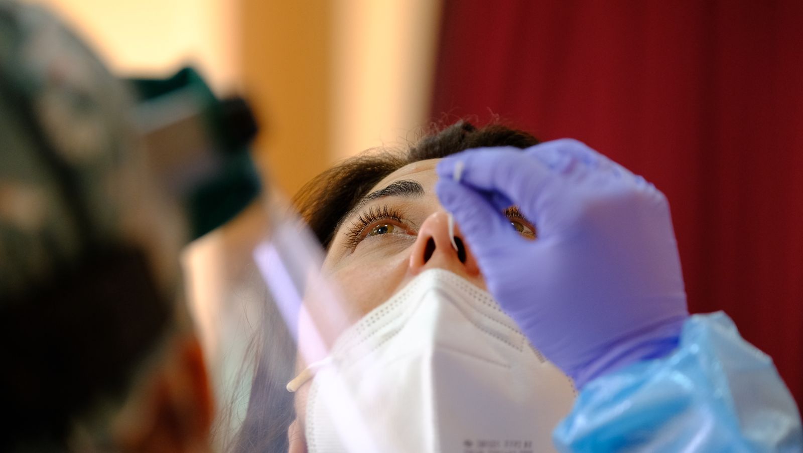 Prueba de antígenos a una mujer de Alhama de Almería.