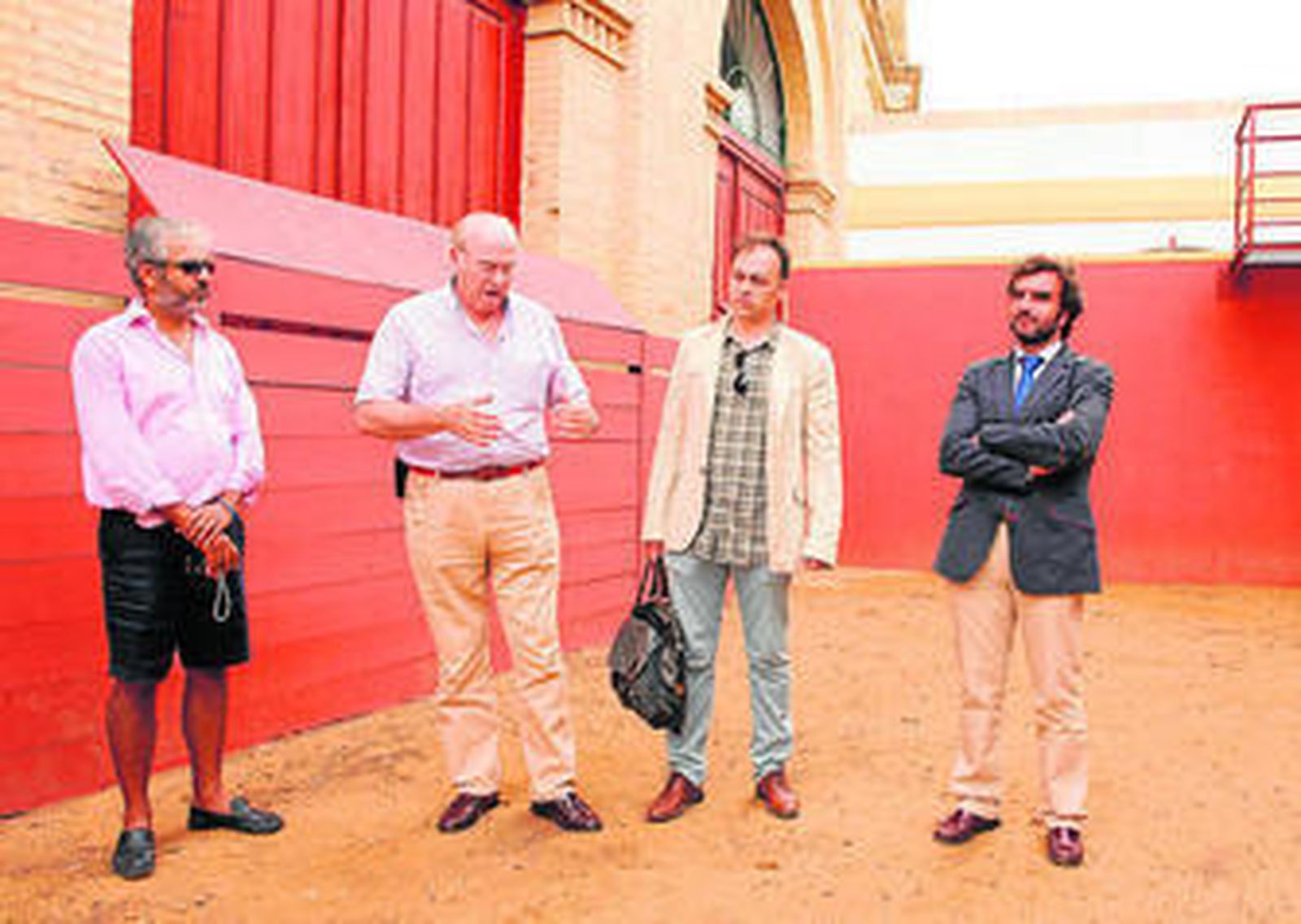 Millán Alegre y Sebastián Rodríguez (ambos a la derecha) durante la visita a la plaza el pasado verano, tras la obra.