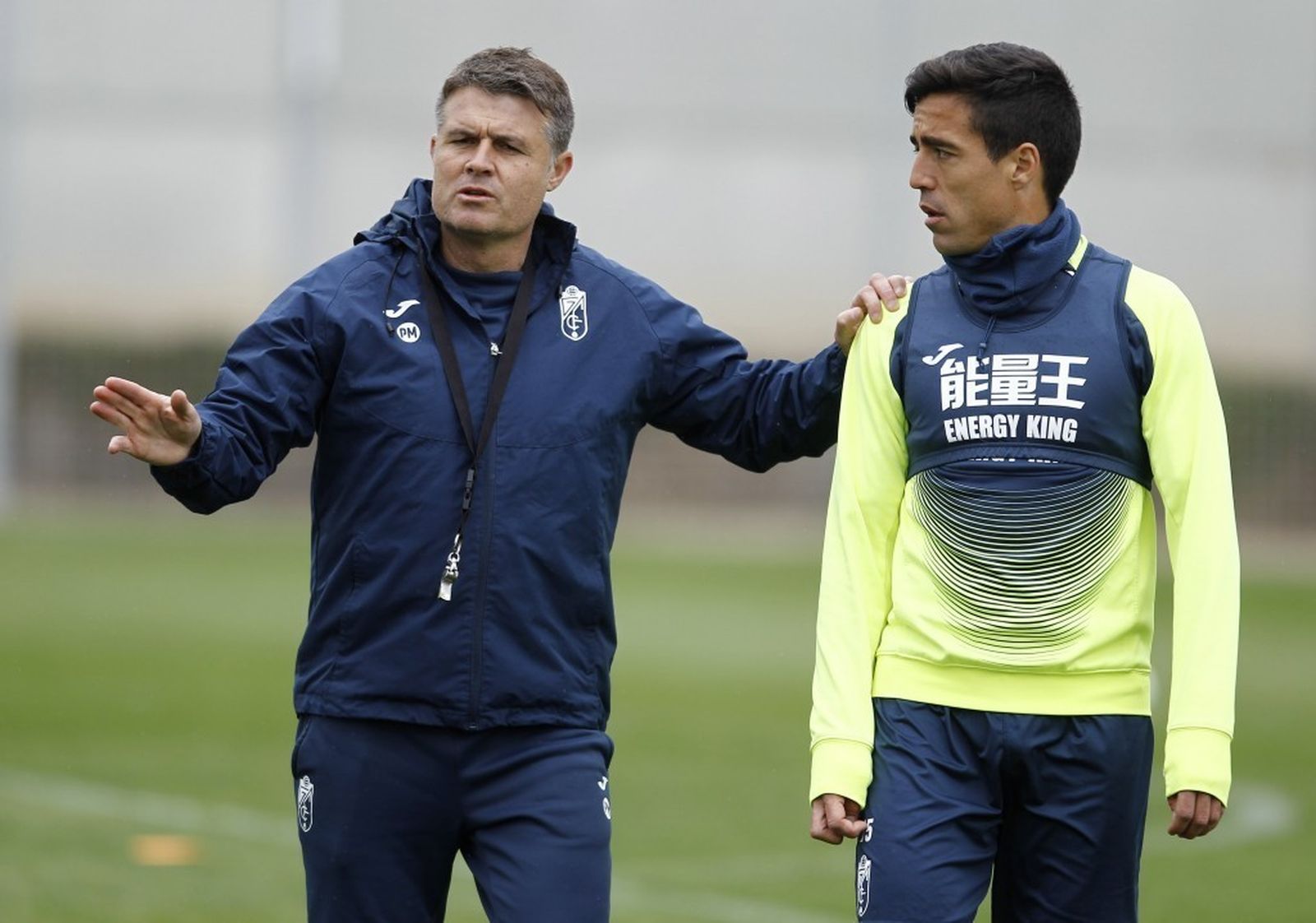 Pedro Morilla dialoga con Pedro Sánchez en el entrenamiento de ayer.