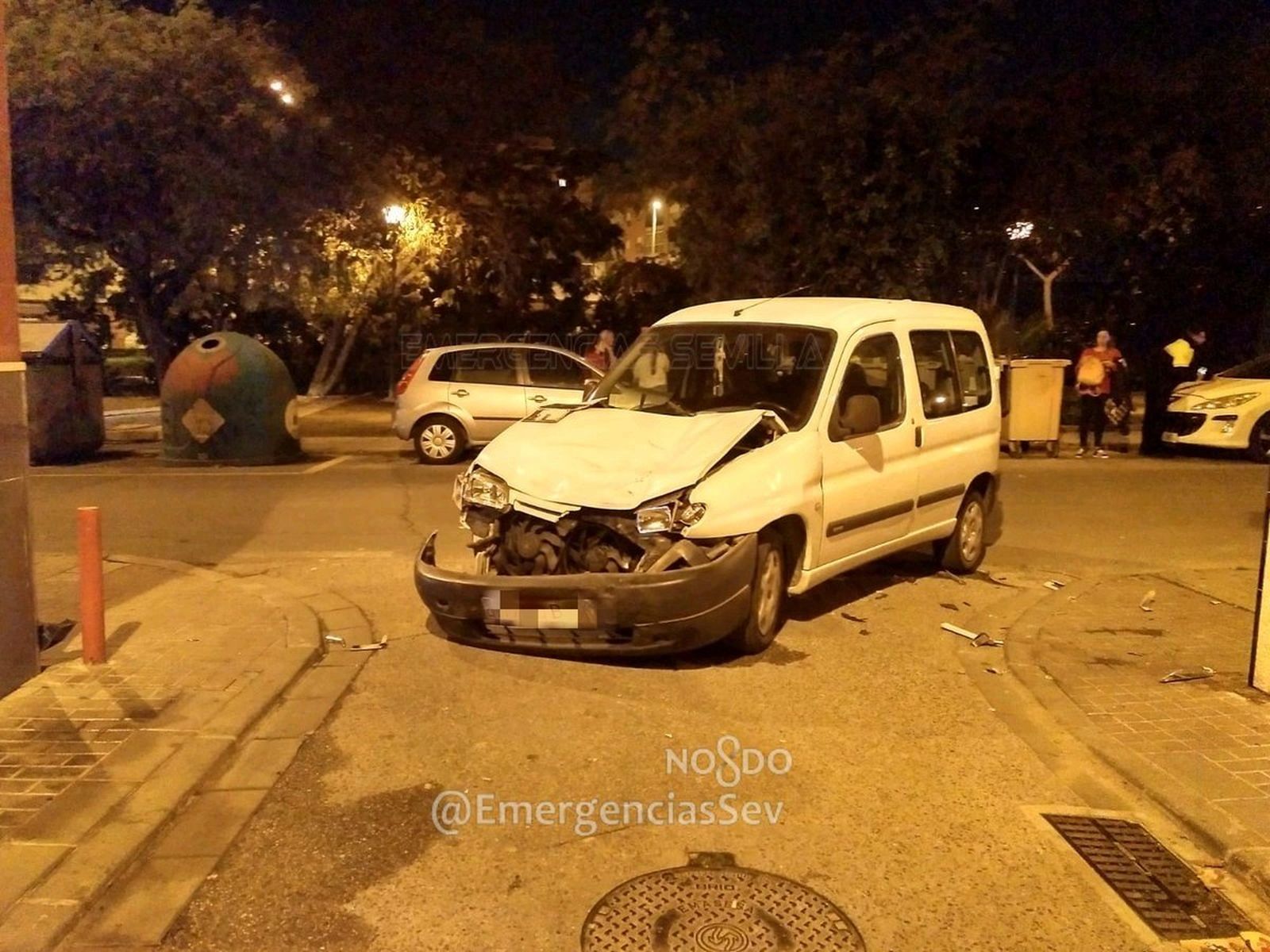 La furgoneta contra la que chocó el motorista.