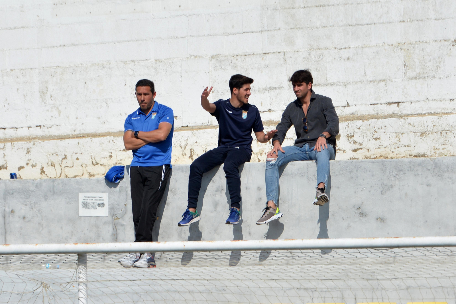 Juan Carlos Gómez, en la grada del Pérez Ureba junto a José Ortega, preparador físico, y Manu Lebrón.