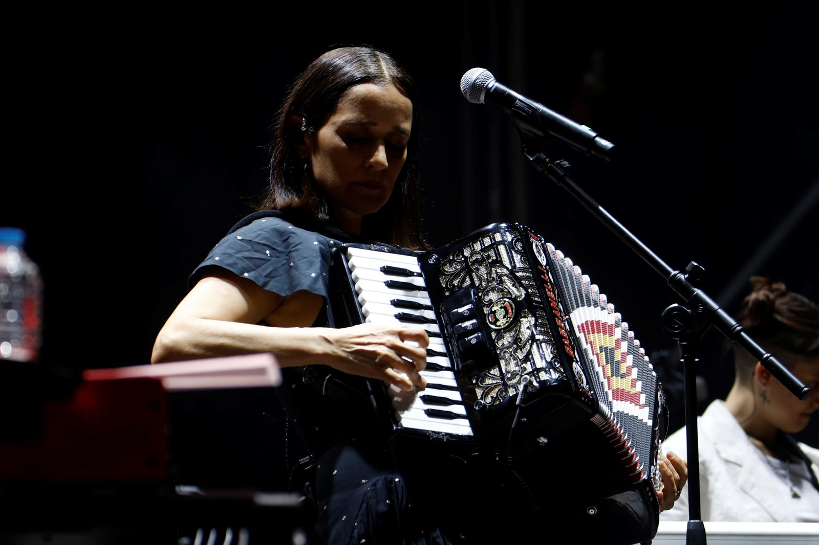 Las imágenes de los conciertos de Valeria Castro y Julieta Venegas en el Festival de la Guitarra de Córdoba
