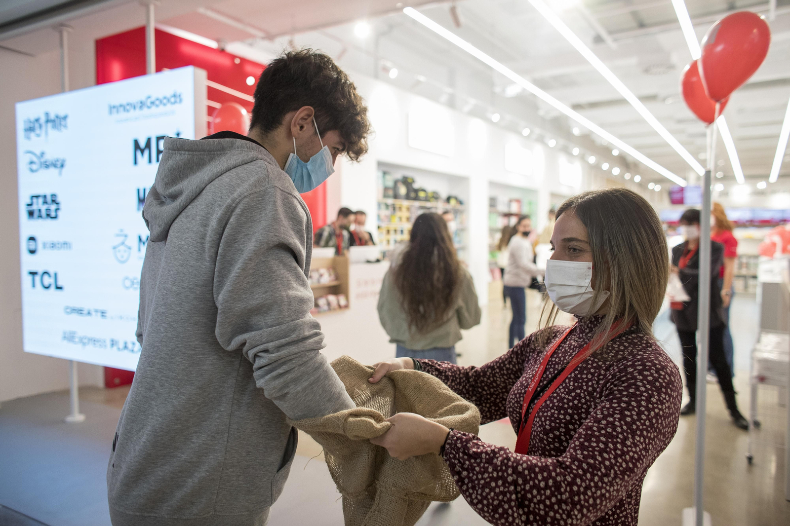 Así ha sido la apertura de AliExpress Plaza en el Centro Comercial Lagoh de Sevilla