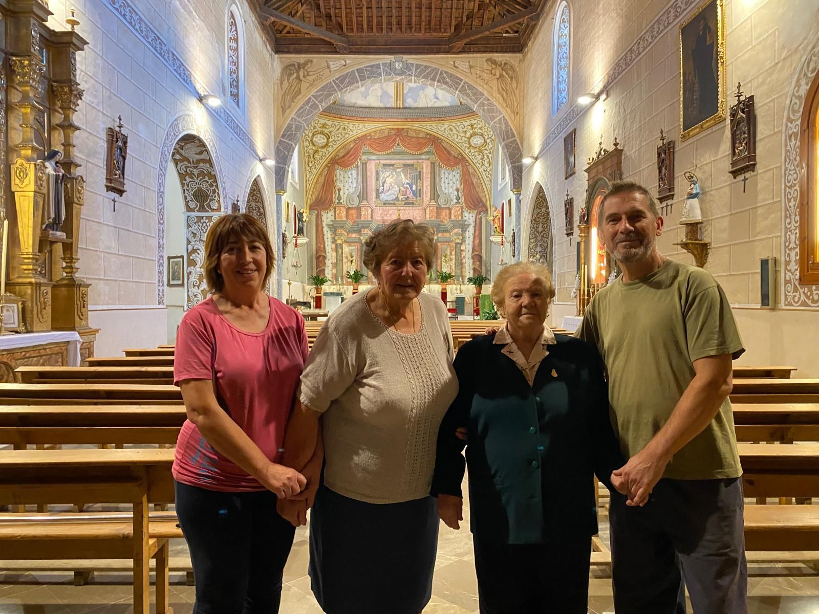 Victoria Morales, Mercedes Sánchez Ortega, Isabel Sánchez y Alberto César, vecinos del pueblo.