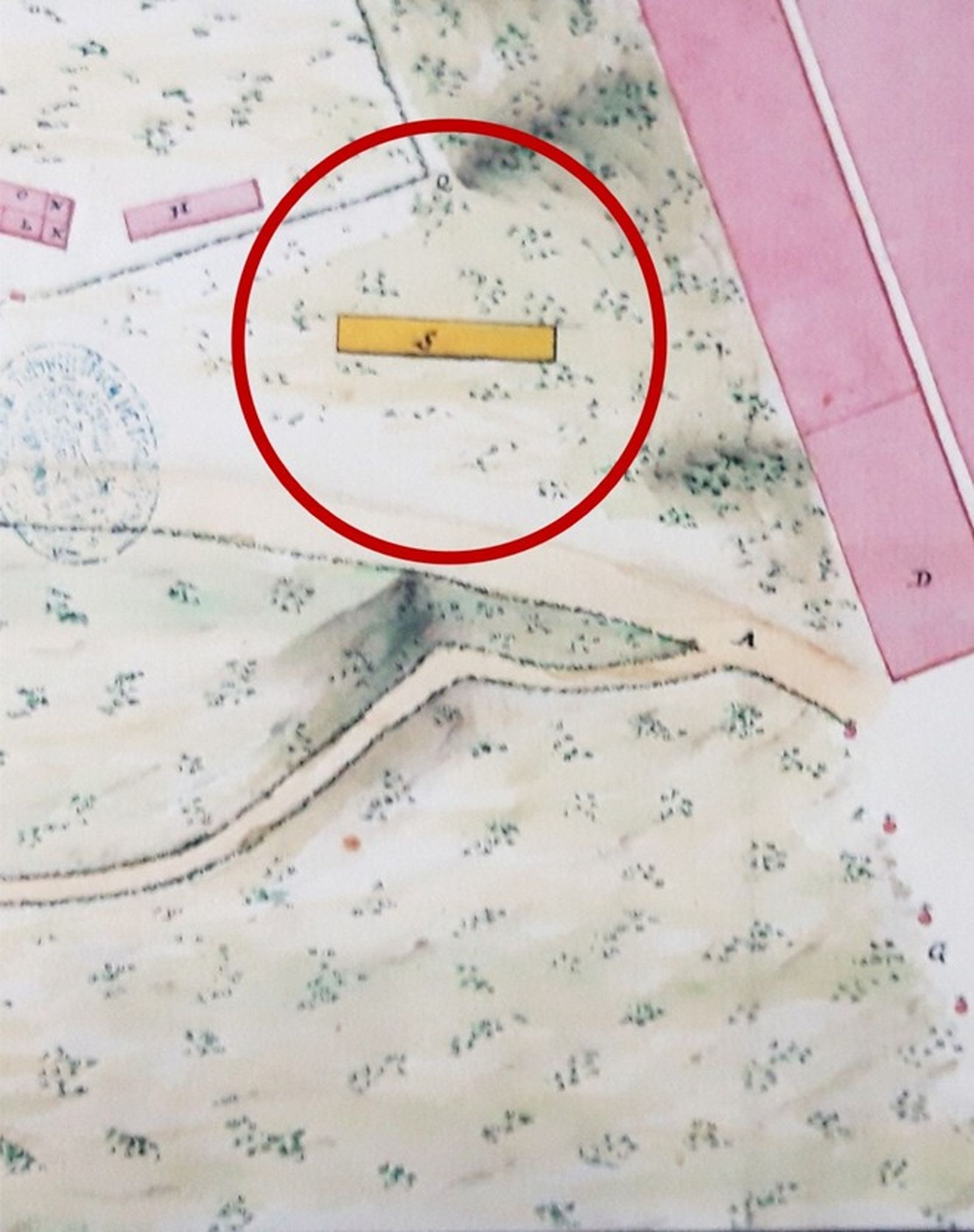 La zona del Calvario en Algeciras, a la salida de la actual calle Convento o Alfonso XI. En el circulo, el proyecto de cuartel para cuerdas de presidiarios. Como el anterior, es obra de Juan Pérez, con el visto bueno de Juan Francisco Méndez. Está fechado 34 días más tarde que el anterior, el 30 de octubre de 1799.