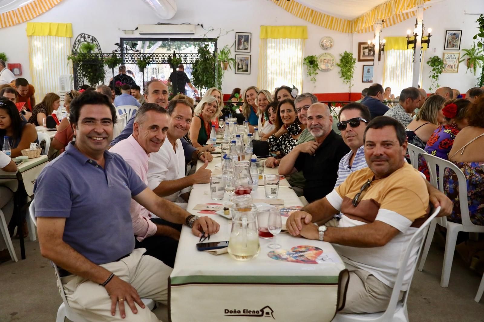Una mesa de comensales en la caseta Los Mimbreles.