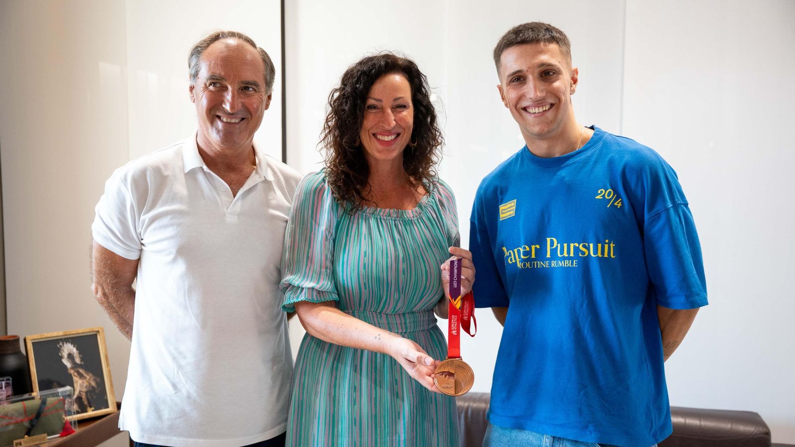 La alcaldesa de Almería sostiene la medalla de bronce lograda por Juan Carlos Castillo en el pasado Campeonato de Europa sub-23.