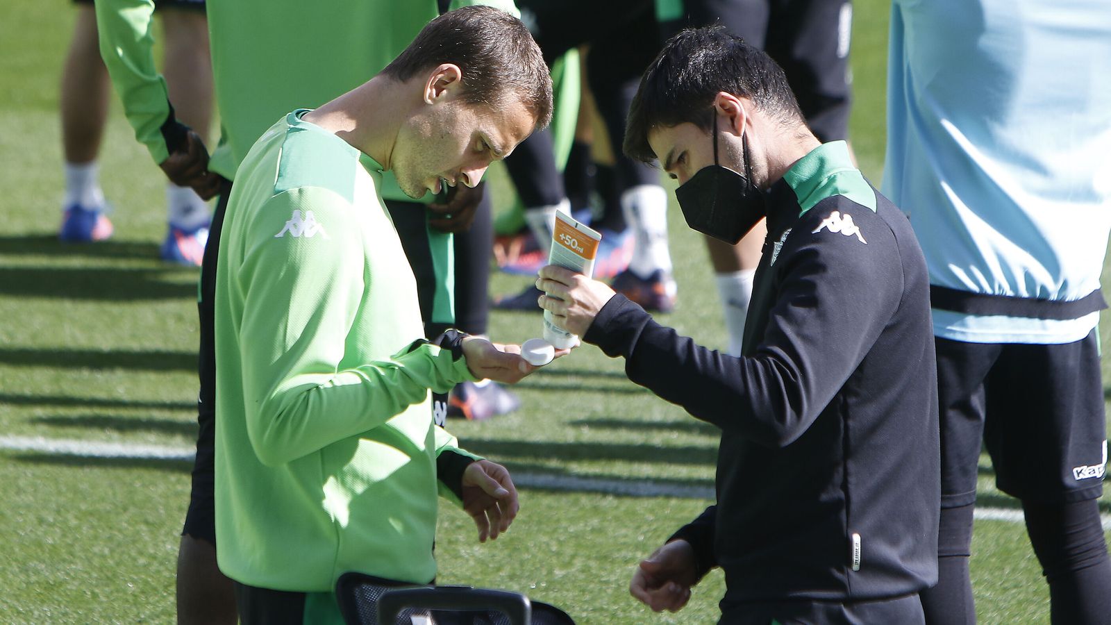 Canales recibe gel por parte de uno de los ayudantes del equipo bético.