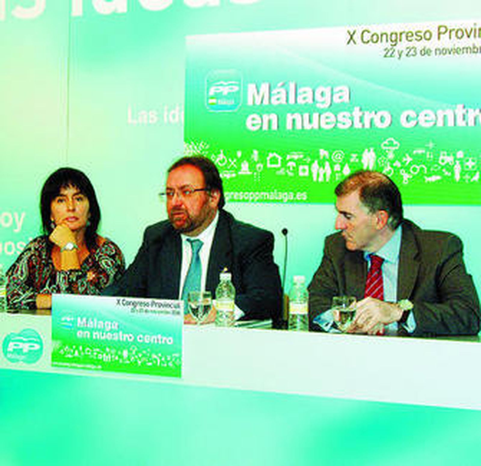 Villanova, en el centro, ayer en la sede del PP.