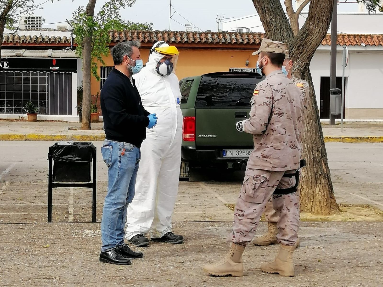 El delegado de Seguridad, con efectivos de la Marina, este viernes en El Torno.