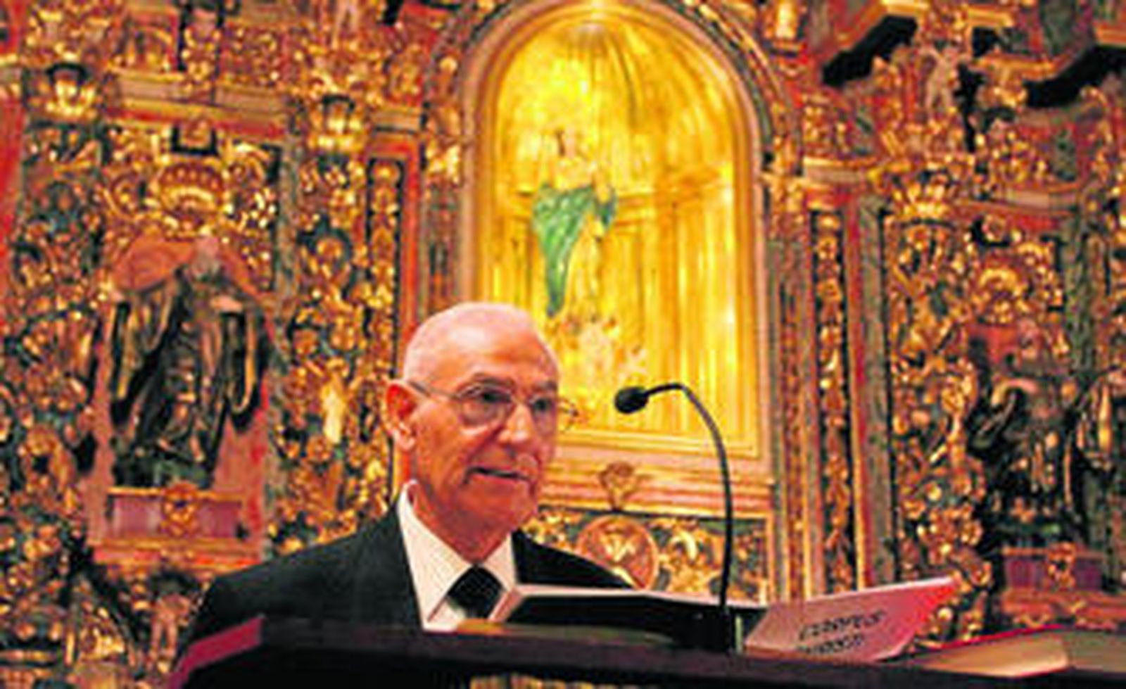Aureliano González ante el bello retablo barroco de la iglesia de Las Puras.