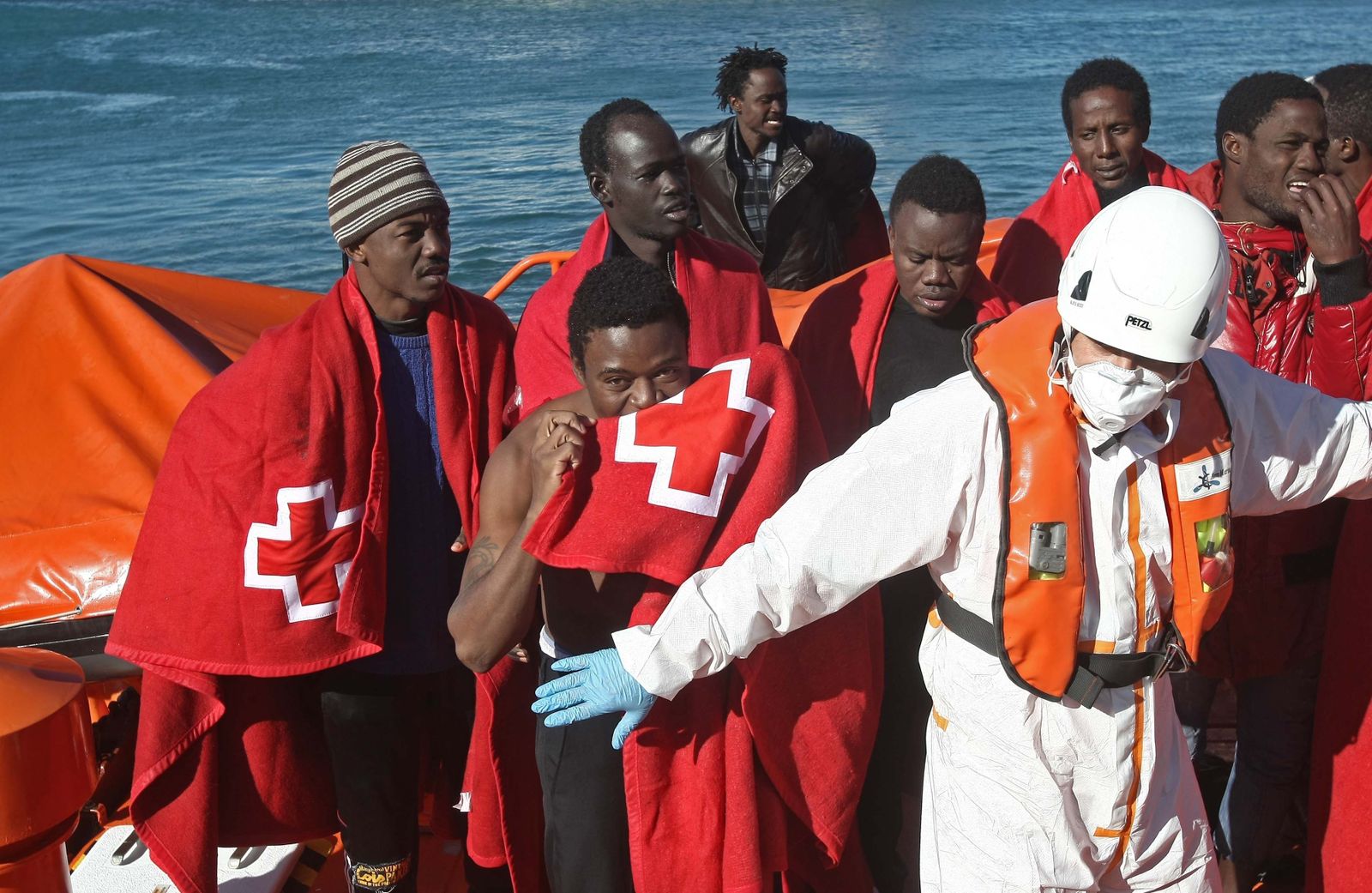 Varios inmigrantes llegan al puerto de Tarifa tras ser rescatados en alta mar.