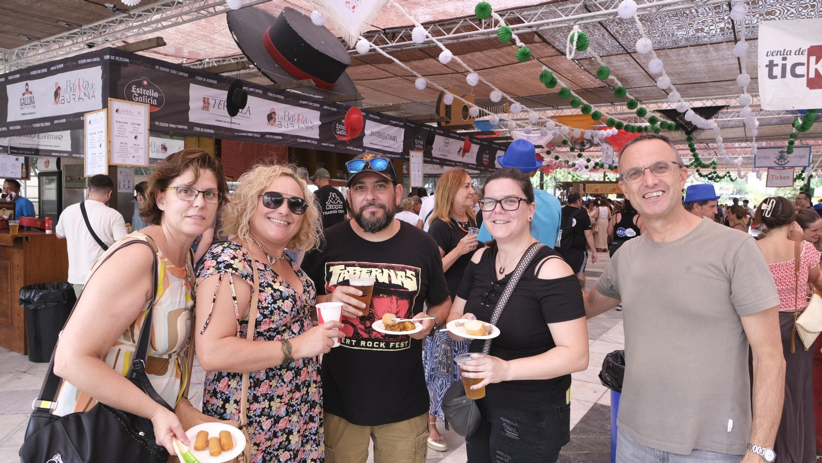 Los almerienses disfrutan del lunes en la Feria del Mediodía