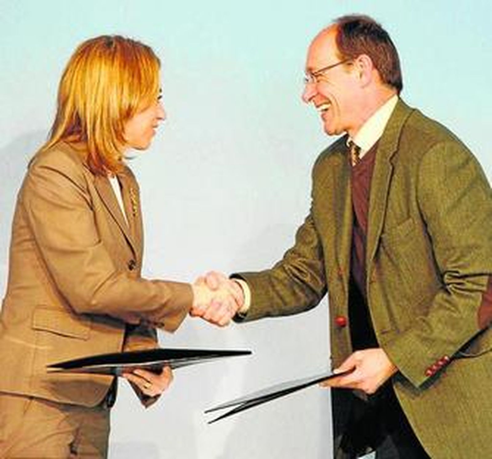 La ministra de Defensa y el consejero de Medio Ambiente (2i), ayer junto a autoridades civiles y militares en su visita al Cortijo de Vicos.