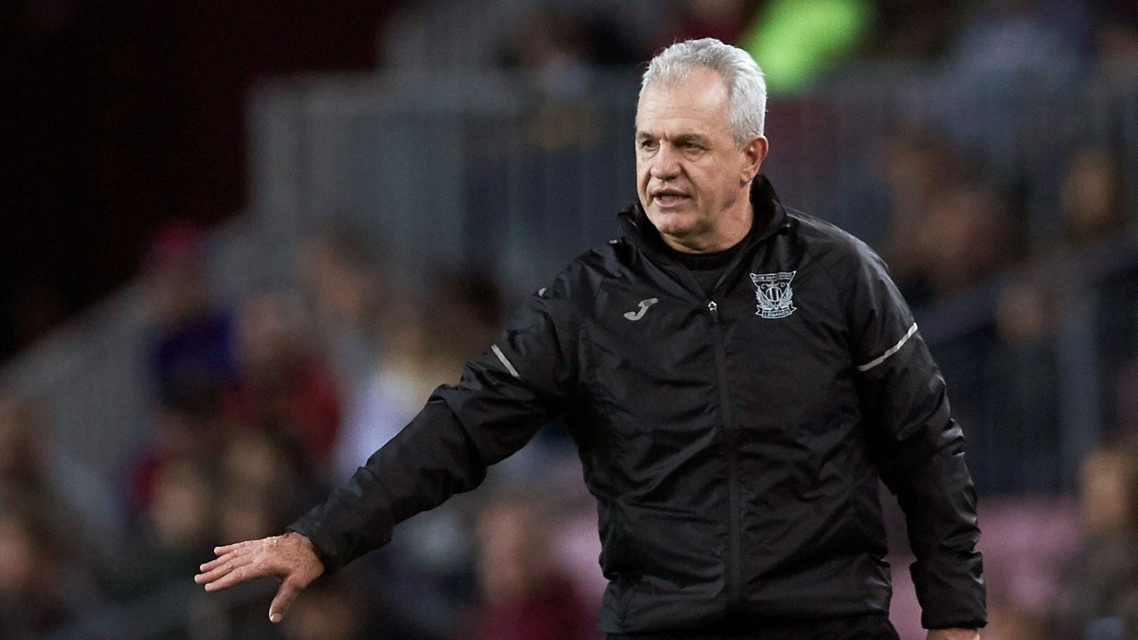 Javier Aguirre da instrucciones a sus jugadores.