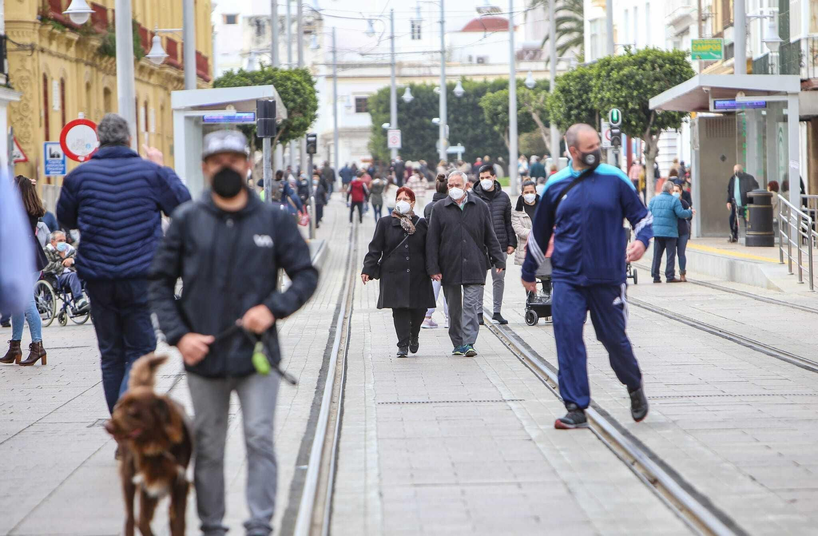 Ciudadanos por el centro de la ciudad, en una imagen de archivo.