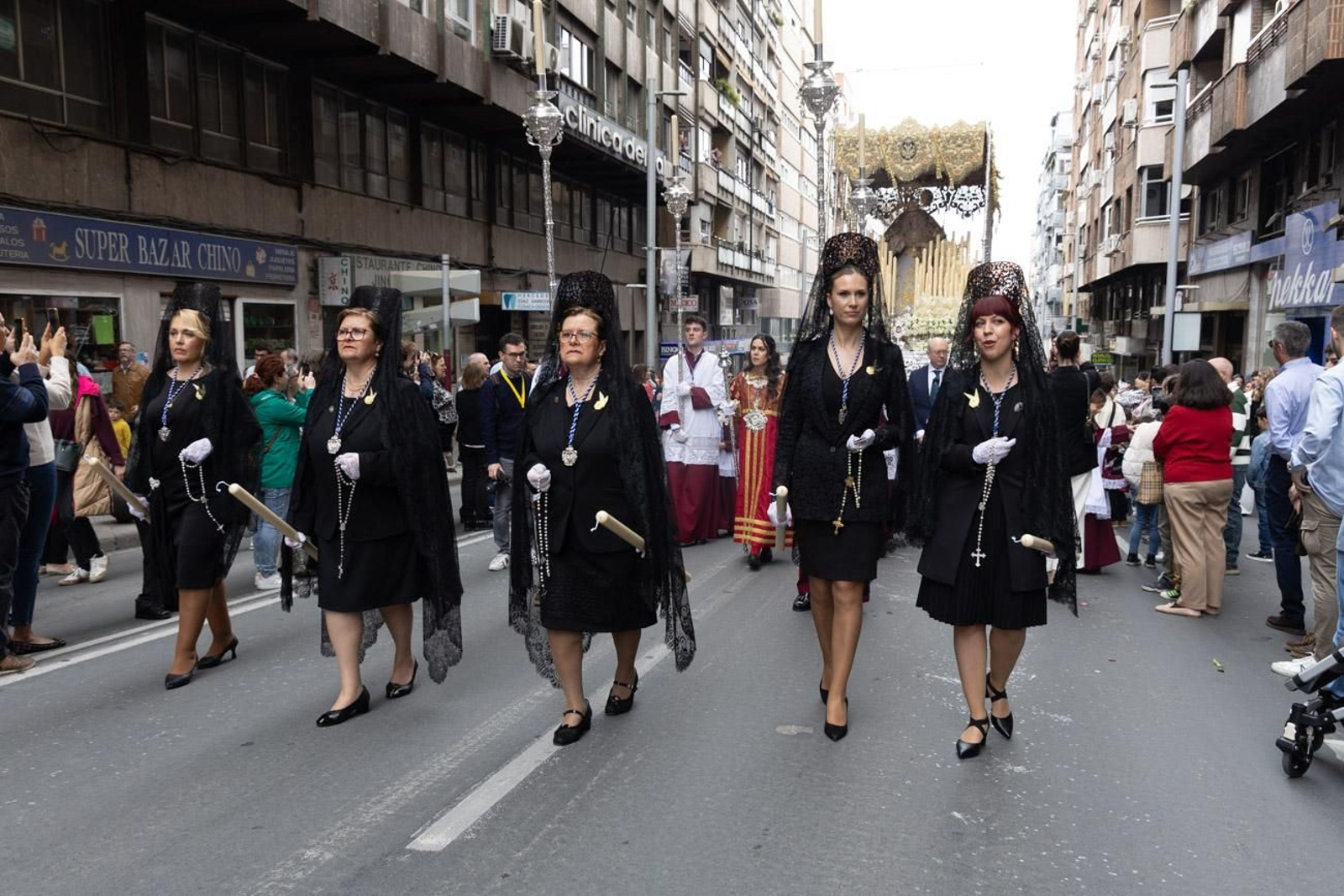 Los jiennenses se echan a la calle para presenciar la primera de las procesiones de la jornada: la Borriquilla (I)